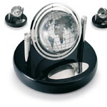  Διαφημιστικά δώρα / Επιχειρηματικά δώρα / - Gyro magnifier globe desk clock on swivel wooden base with decorative logo plate.